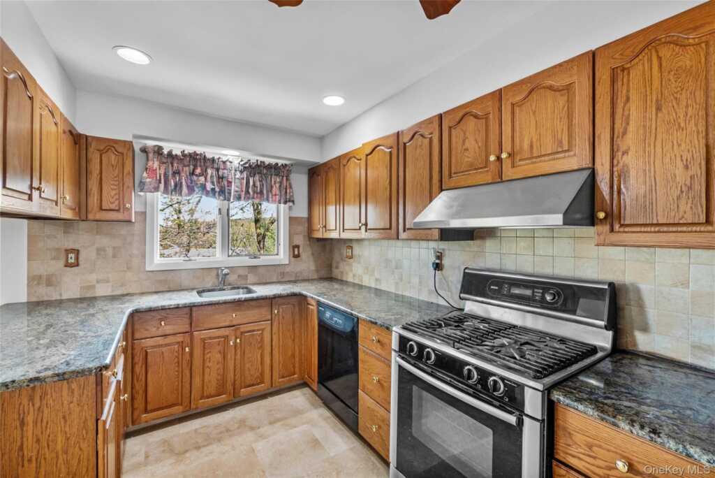 515 Mountainview Avenue, Valley Cottage, NY 10989 - Photo 26 of 48