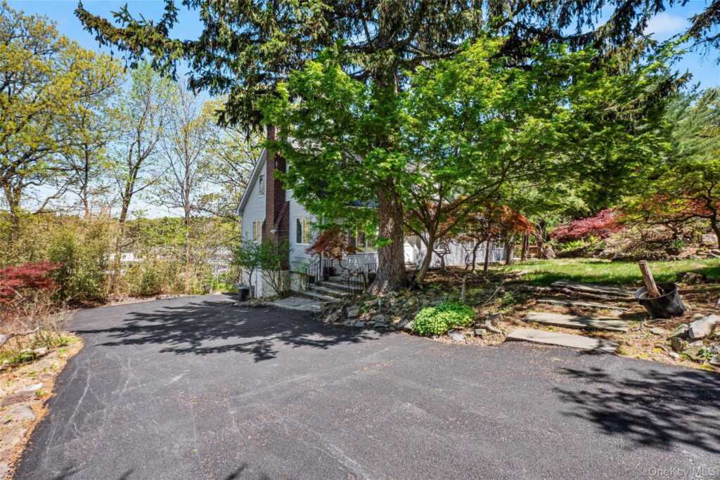 515 Mountainview Avenue, Valley Cottage, NY 10989 - Photo 4 of 48