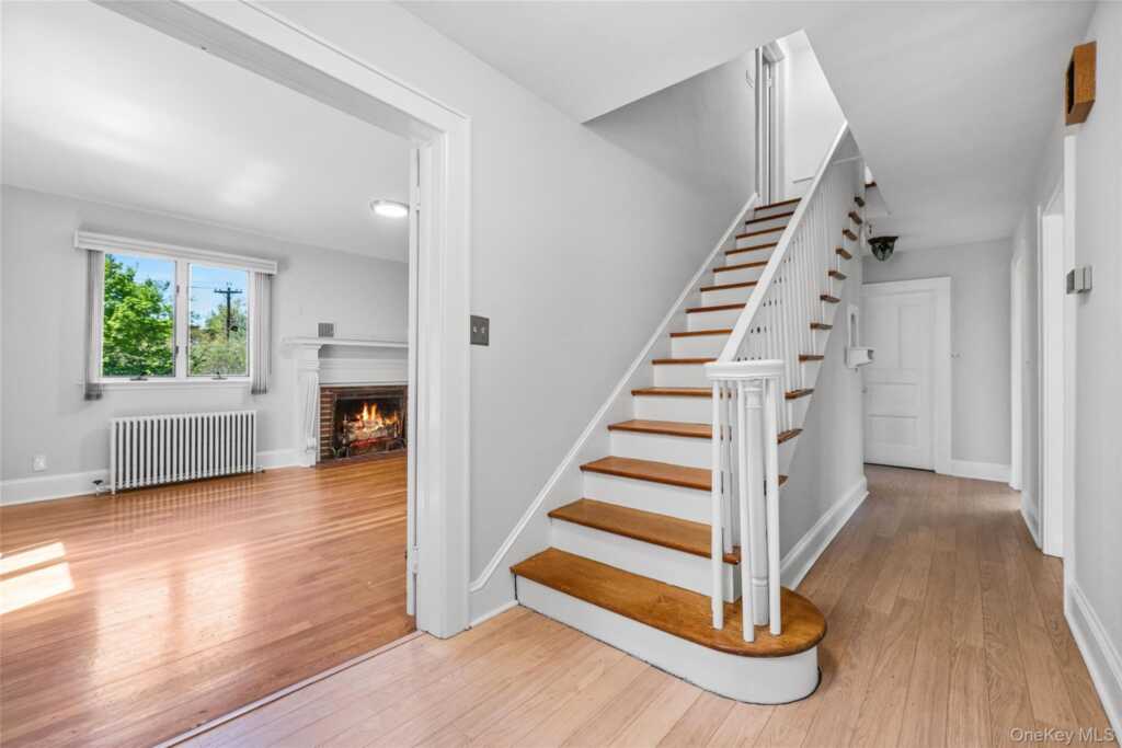 515 Mountainview Avenue, Valley Cottage, NY 10989 - Photo 6 of 48