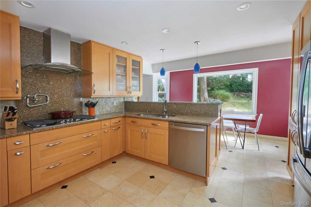 179 Van Etten Boulevard, New Rochelle, NY 10804 - Photo 10 of 28