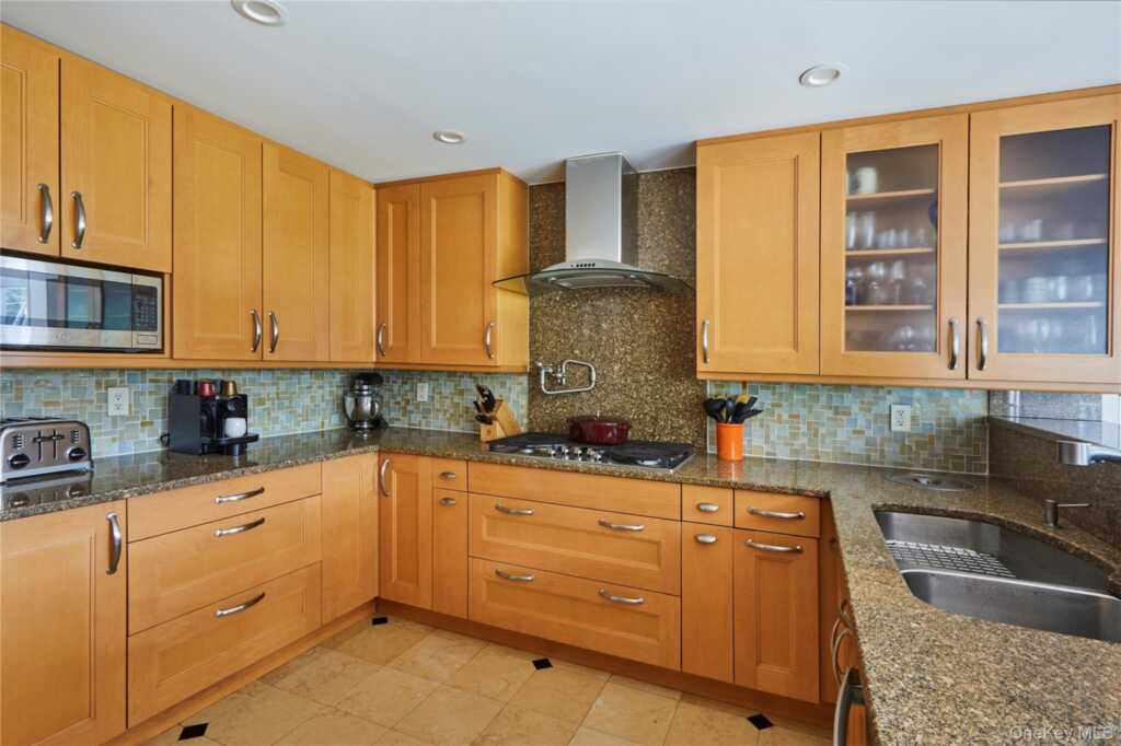 179 Van Etten Boulevard, New Rochelle, NY 10804 - Photo 11 of 28