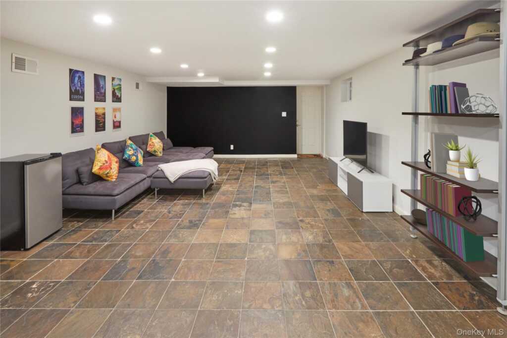 179 Van Etten Boulevard, New Rochelle, NY 10804 - Photo 19 of 28