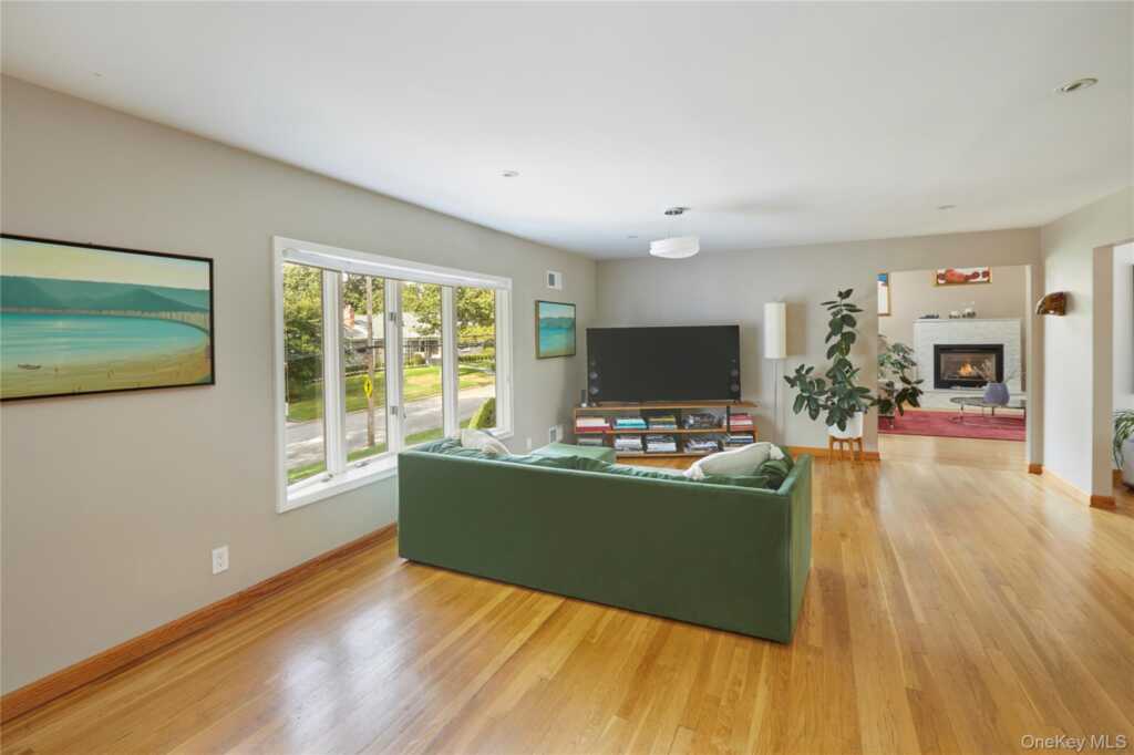 179 Van Etten Boulevard, New Rochelle, NY 10804 - Photo 8 of 28