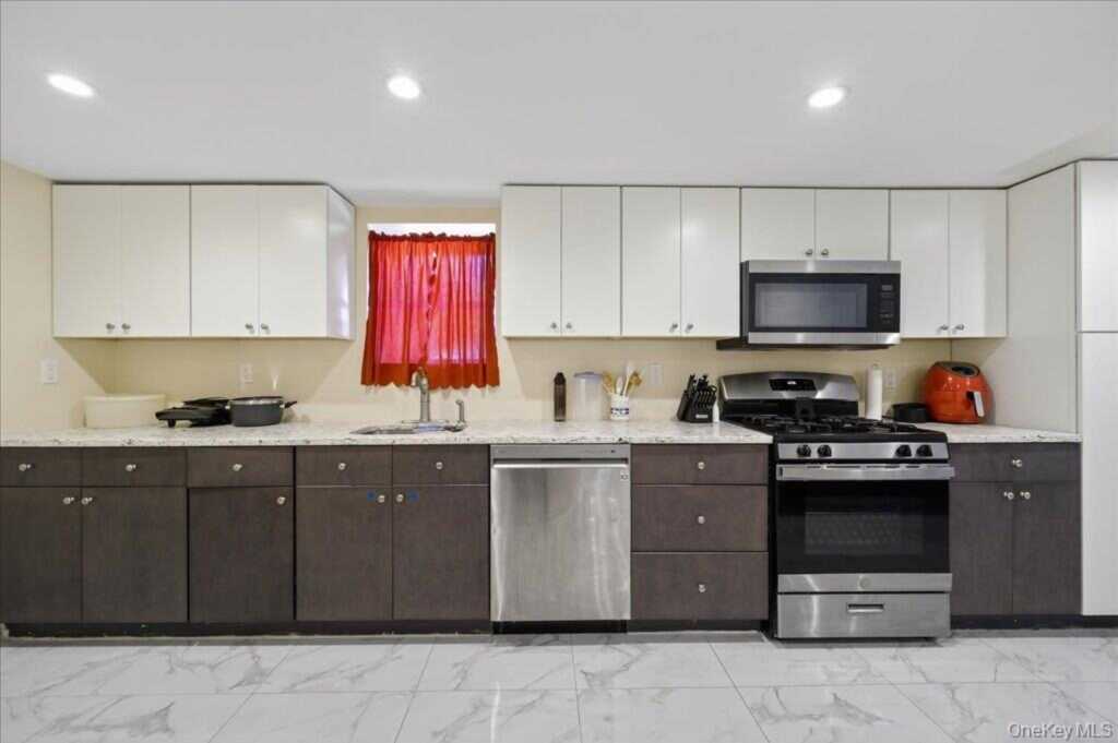 431 Willow Grove Road, Stony Point, NY 10980 - Photo 8 of 41