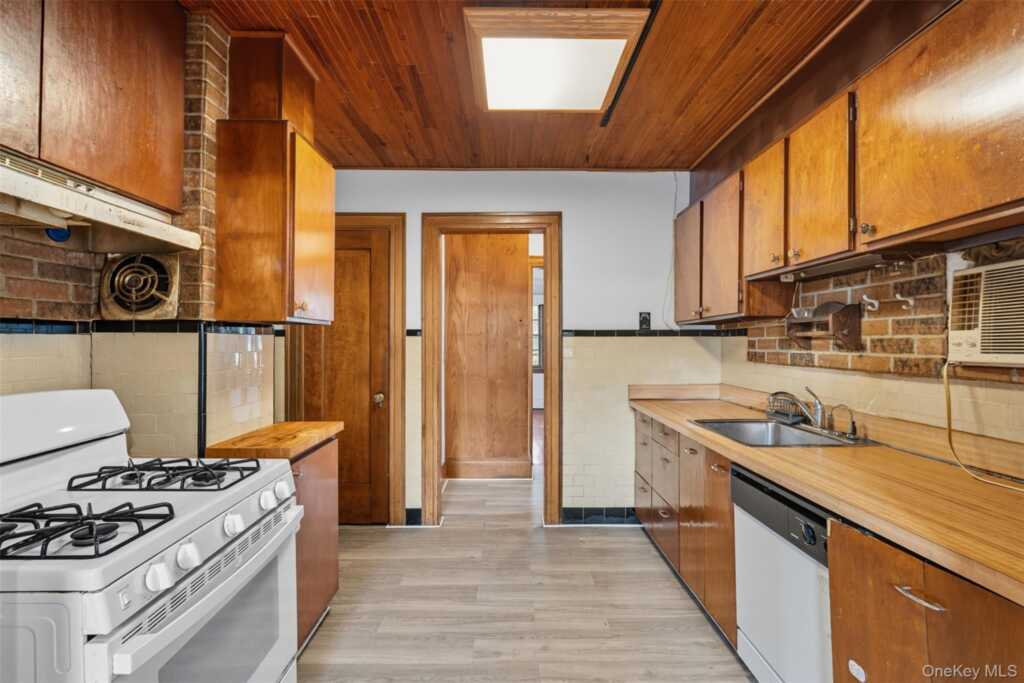 102 Washington Avenue, Suffern, NY 10901 - Photo 5 of 29