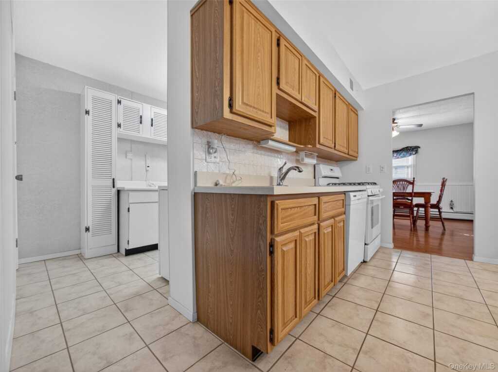 14 Staubitz Avenue, Pearl River, NY 10965 - Photo 11 of 35