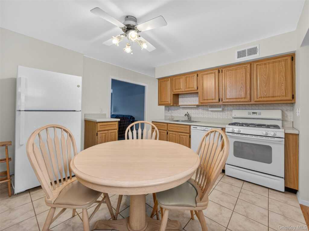14 Staubitz Avenue, Pearl River, NY 10965 - Photo 9 of 35