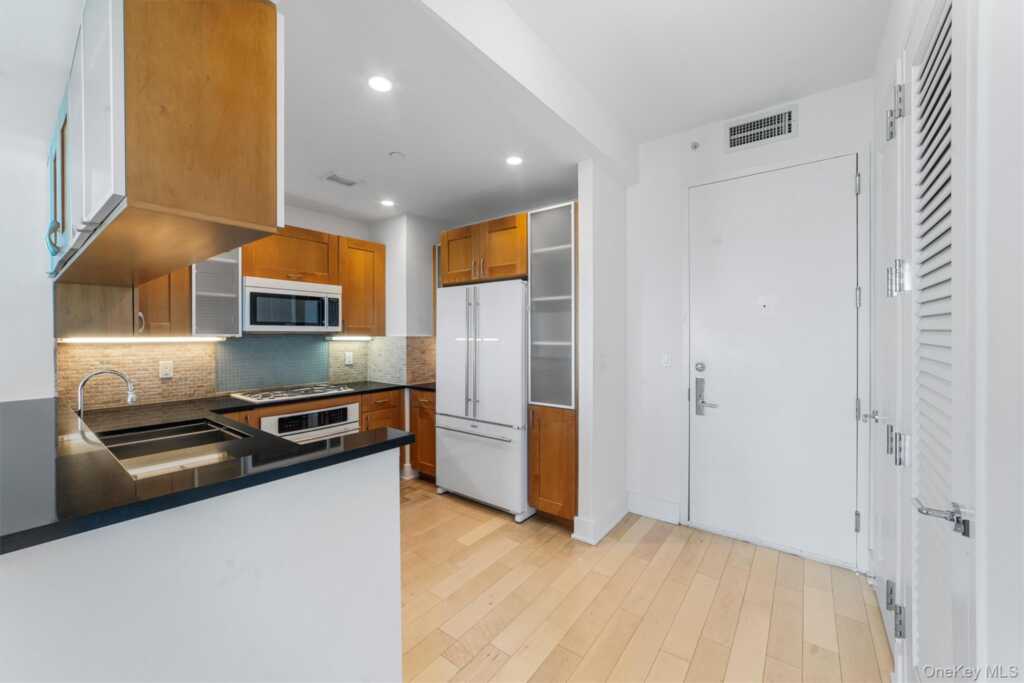 175 Huguenot Street, Unit #2108, New Rochelle, NY 10801 - Photo 4 of 18