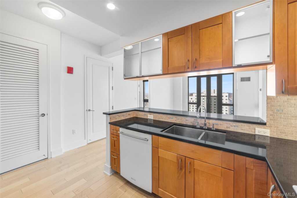 175 Huguenot Street, Unit #2108, New Rochelle, NY 10801 - Photo 5 of 18