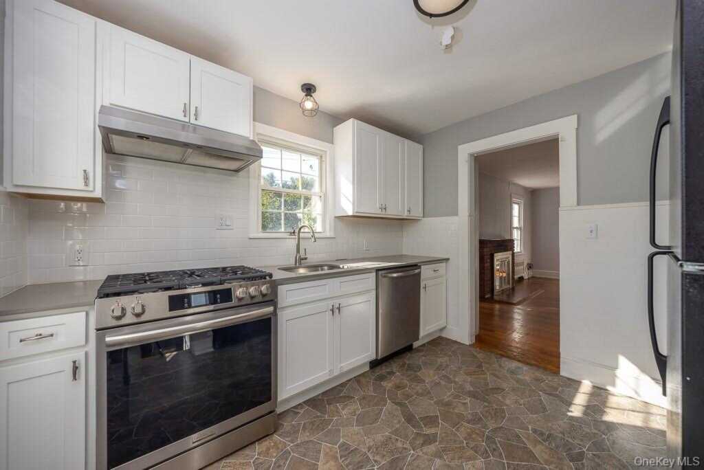 99 Washington Avenue, Pearl River, NY 10965 - Photo 12 of 25