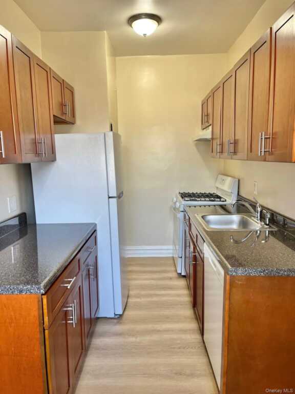 110 Stonelea Stonelea, Unit #3B, New Rochelle, NY 10801 - Photo 4 of 15