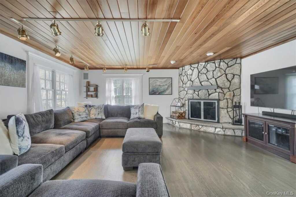 10 High Tor Road, New City, NY 10956 - Photo 8 of 35