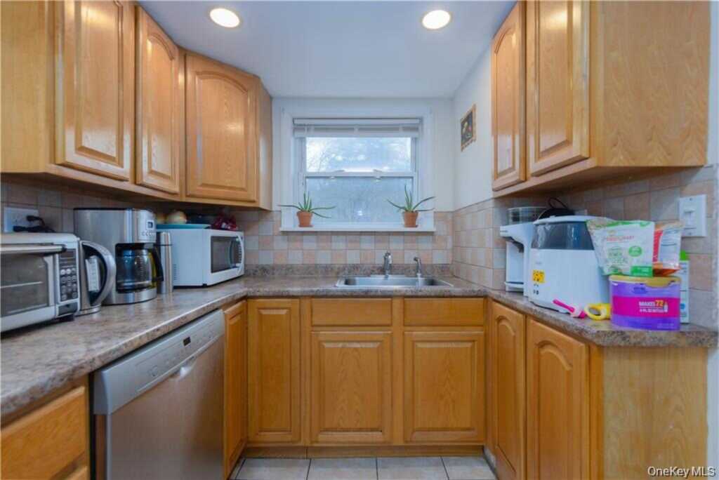 2 Rockland Avenue, Nanuet, NY 10954 - Photo 12 of 15