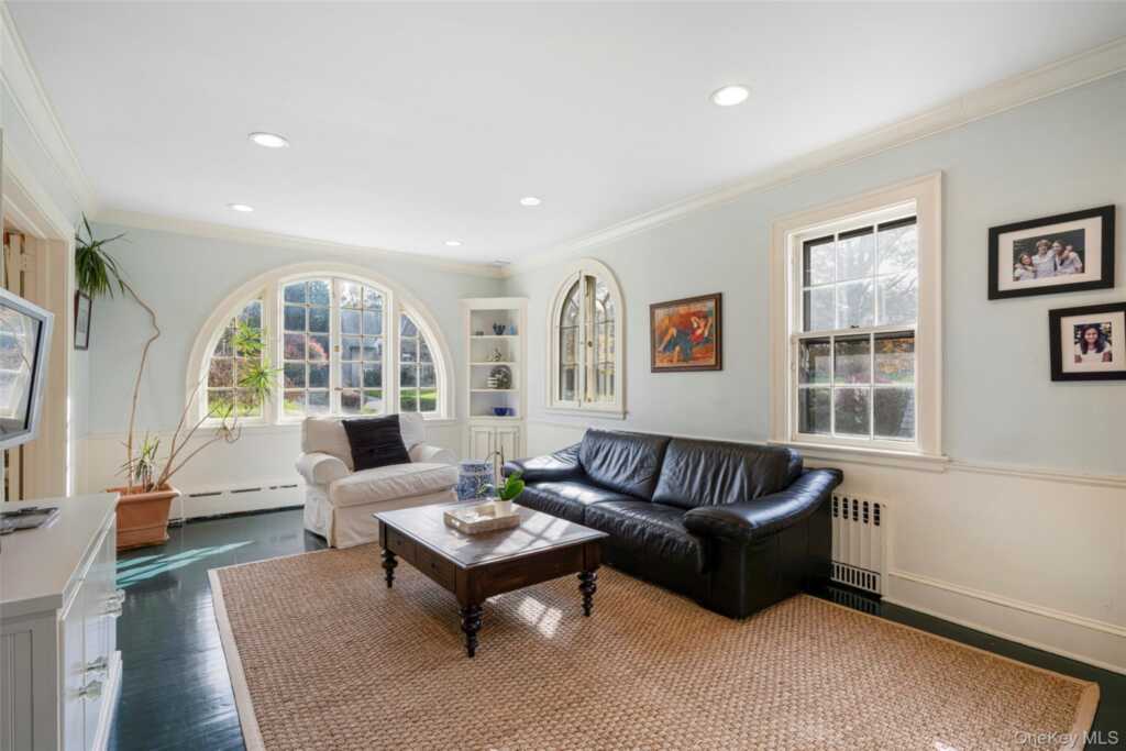 290 Overlook Road, New Rochelle, NY 10804 - Photo 11 of 38