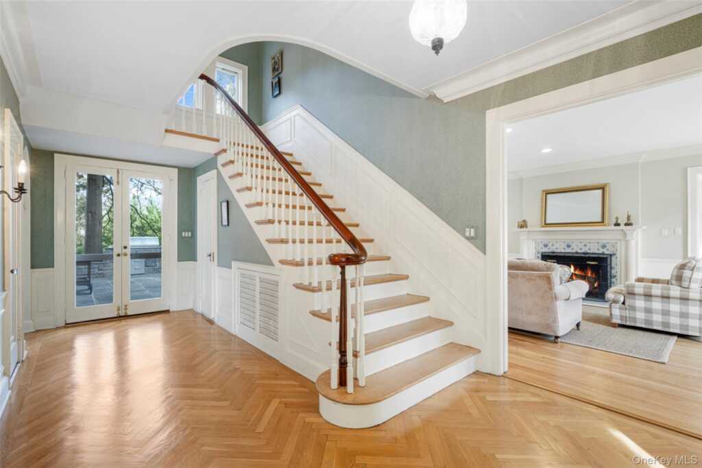 290 Overlook Road, New Rochelle, NY 10804 - Photo 3 of 38