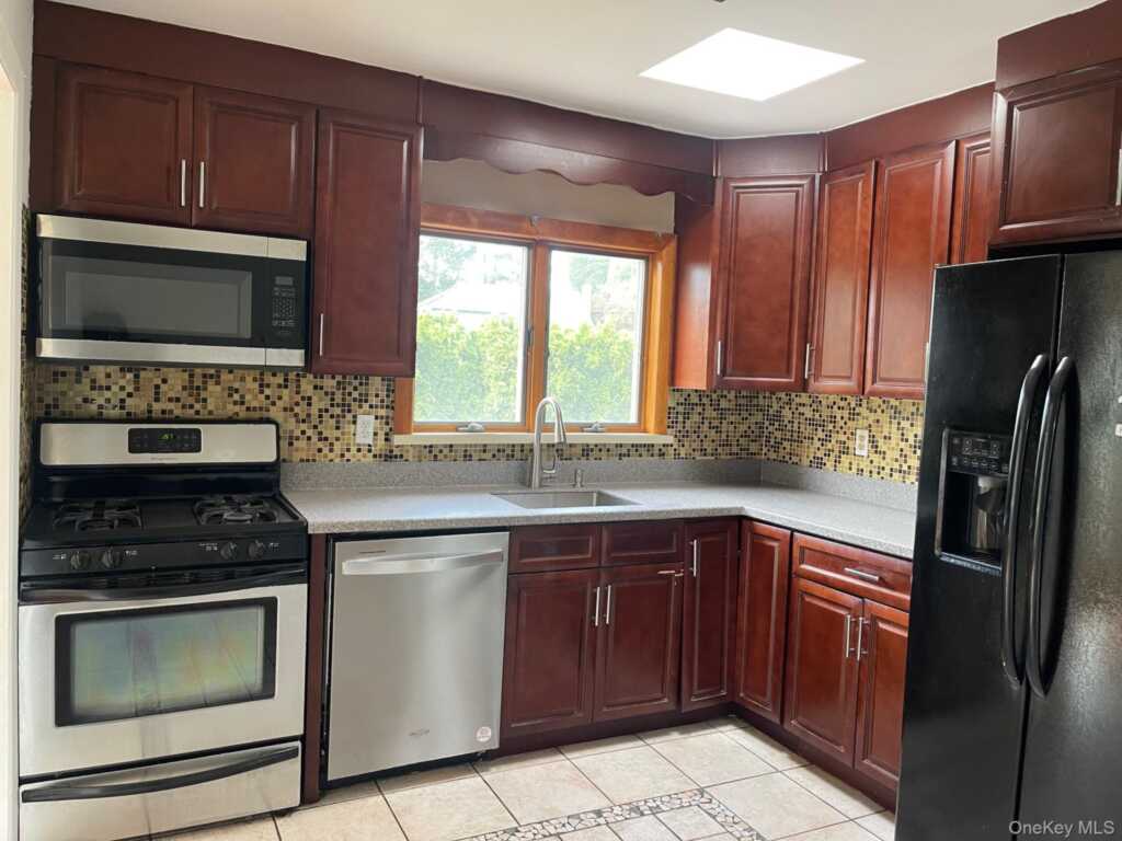 66 Laron Drive, New Rochelle, NY 10804 - Photo 7 of 28