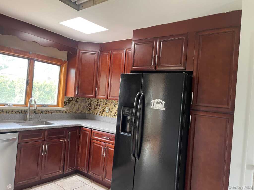 66 Laron Drive, New Rochelle, NY 10804 - Photo 8 of 28