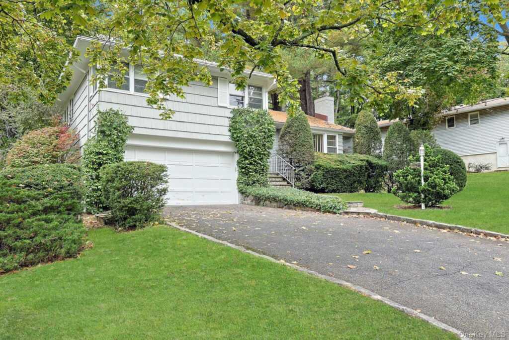 129 Hillandale Drive, New Rochelle, NY 10804 - Photo 2 of 30