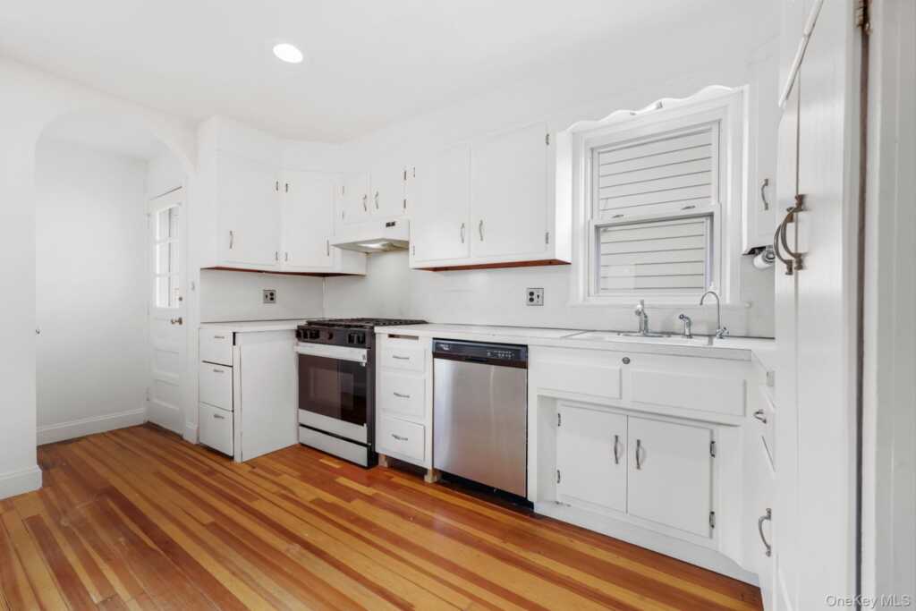 44 Rhodes Street, New Rochelle, NY 10801 - Photo 7 of 27