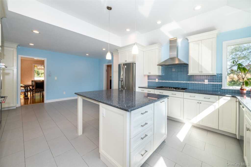 18 Lomond Place, New Rochelle, NY 10804 - Photo 10 of 27