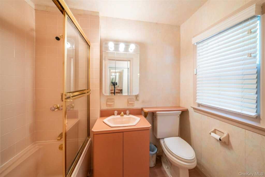 18 Lomond Place, New Rochelle, NY 10804 - Photo 13 of 27