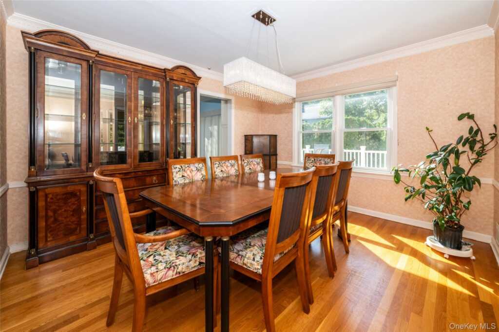 18 Lomond Place, New Rochelle, NY 10804 - Photo 4 of 27