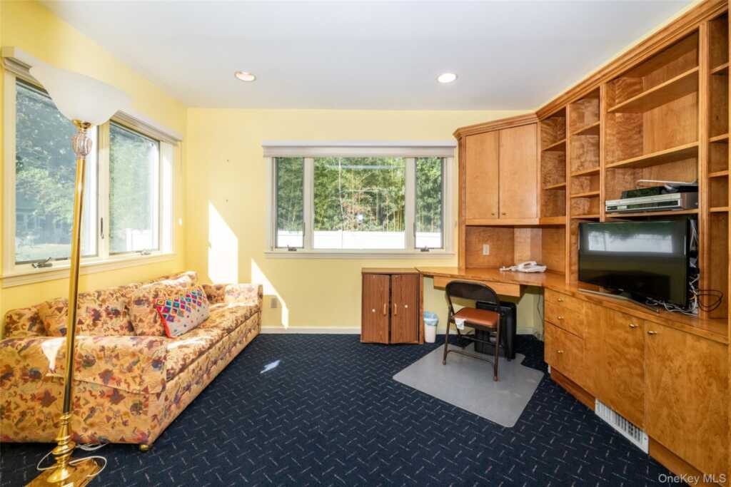 18 Lomond Place, New Rochelle, NY 10804 - Photo 6 of 27