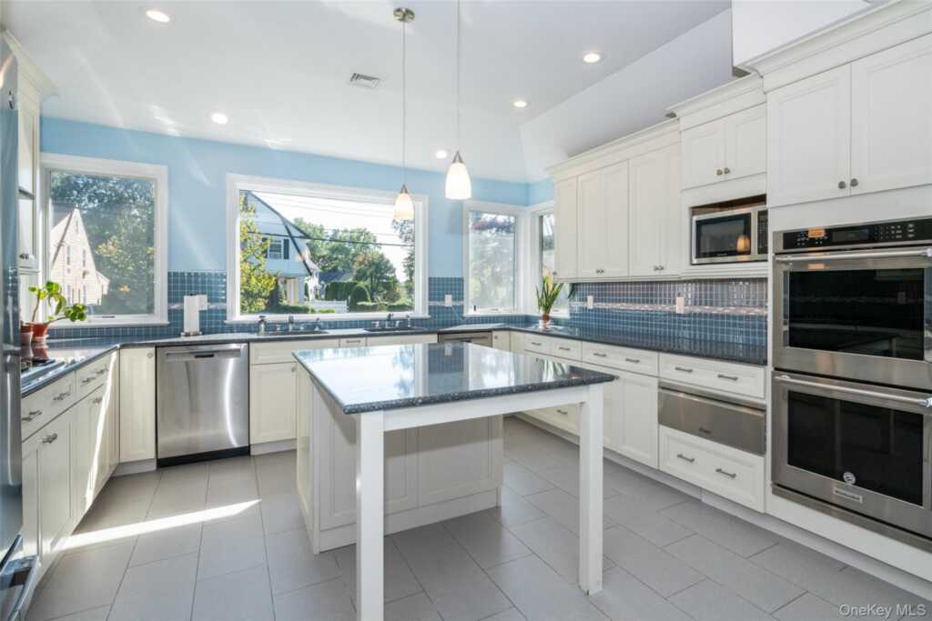 18 Lomond Place, New Rochelle, NY 10804 - Photo 8 of 27