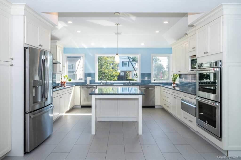 18 Lomond Place, New Rochelle, NY 10804 - Photo 9 of 27