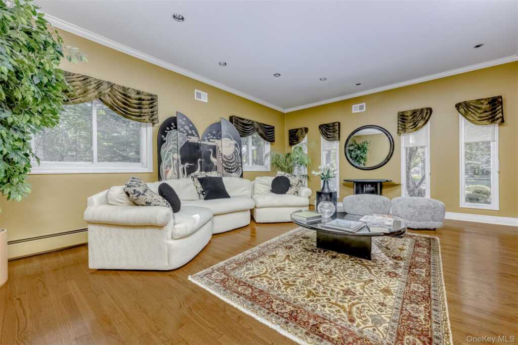 8 Kings Gate Road, Suffern, NY 10901 - Photo 4 of 23