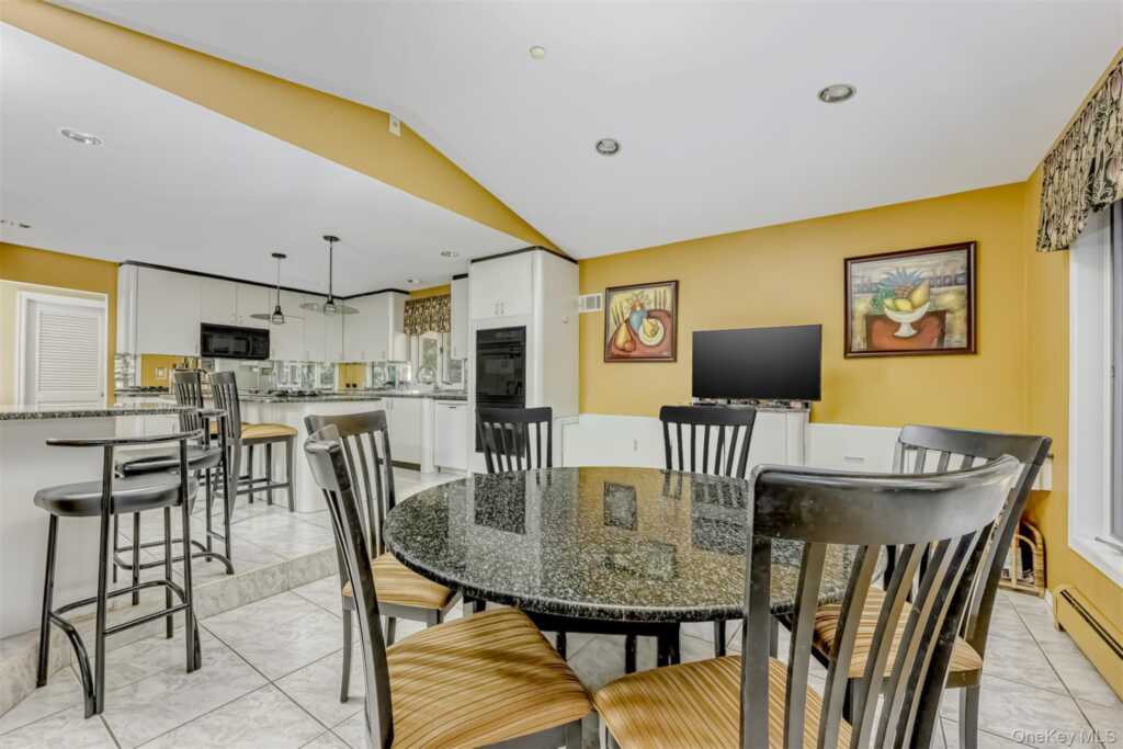 8 Kings Gate Road, Suffern, NY 10901 - Photo 8 of 23