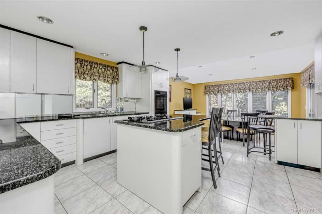 8 Kings Gate Road, Suffern, NY 10901 - Photo 9 of 23