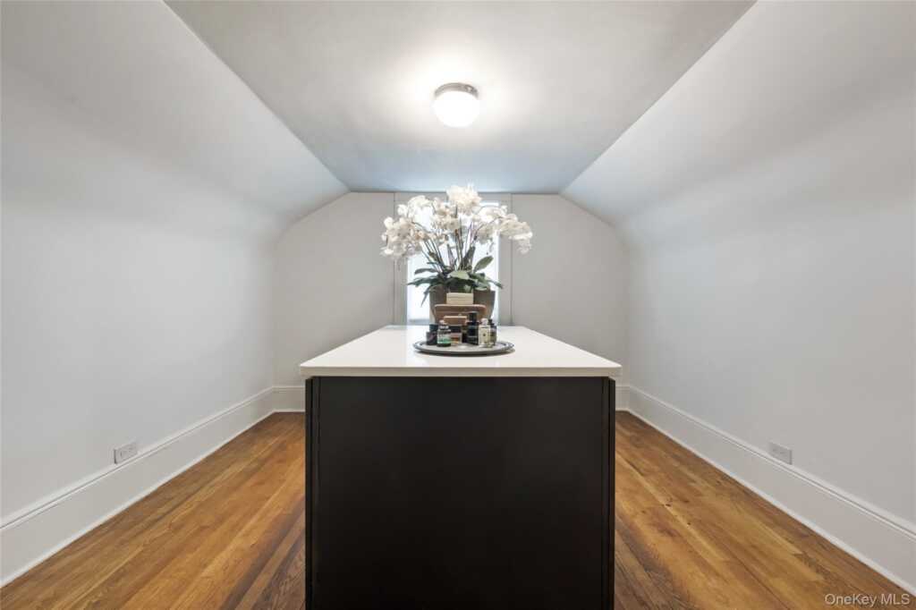 60 Aberfoyle Road, New Rochelle, NY 10804 - Photo 15 of 26