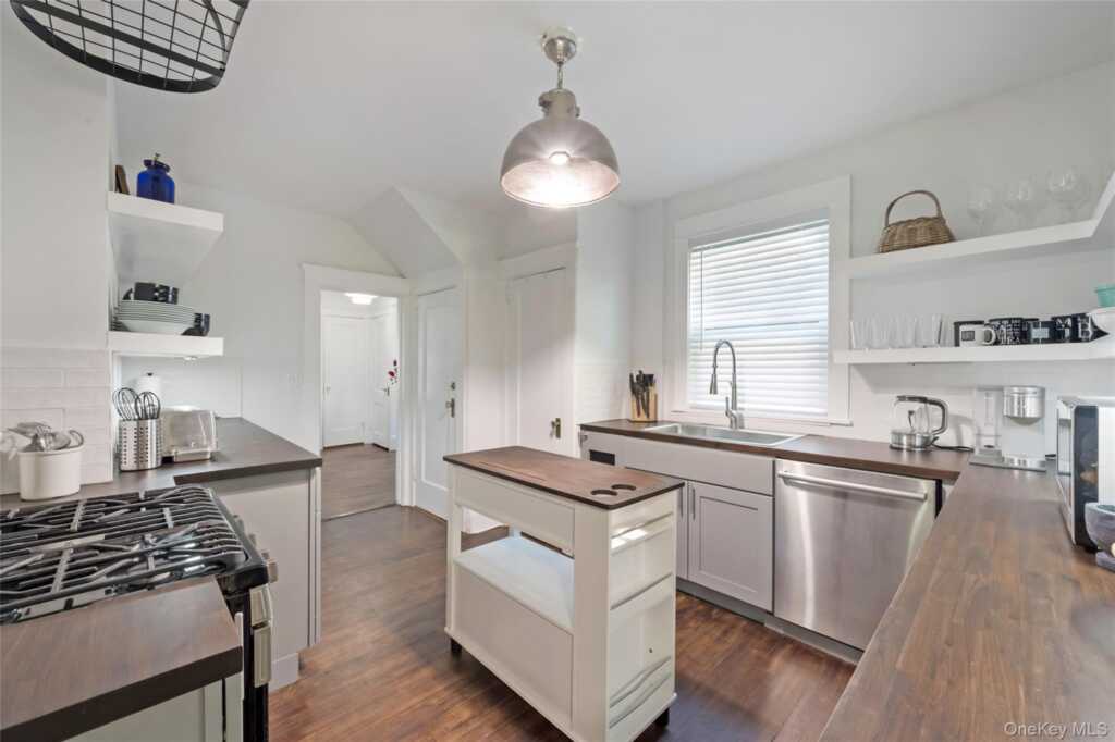 60 Aberfoyle Road, New Rochelle, NY 10804 - Photo 7 of 26