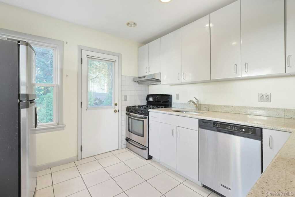 86 Braunsdorf Road, Pearl River, NY 10965 - Photo 10 of 38