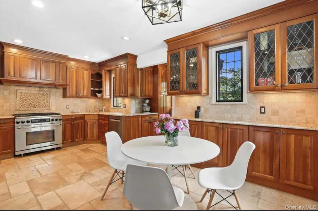 276 Overlook Road, New Rochelle, NY 10804 - Photo 10 of 28