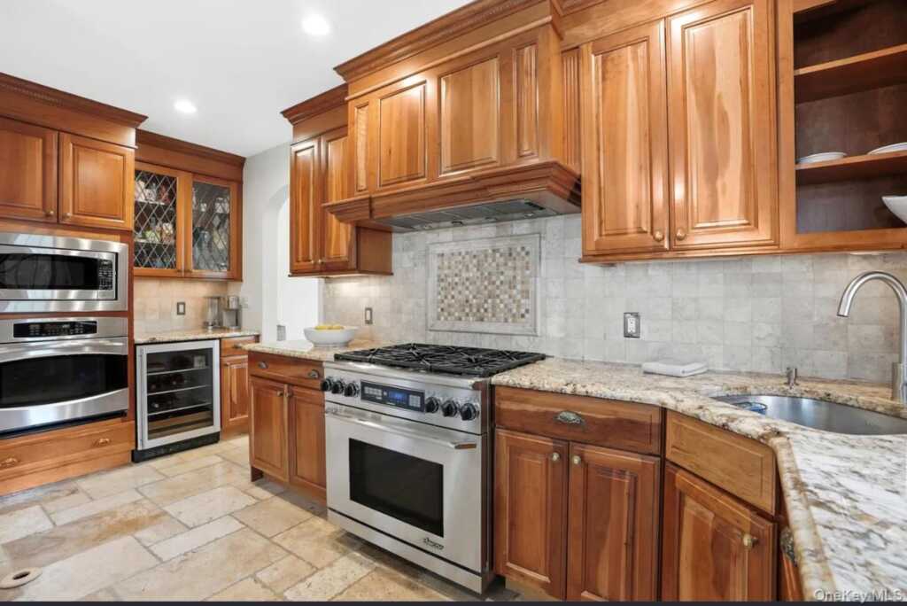 276 Overlook Road, New Rochelle, NY 10804 - Photo 9 of 28
