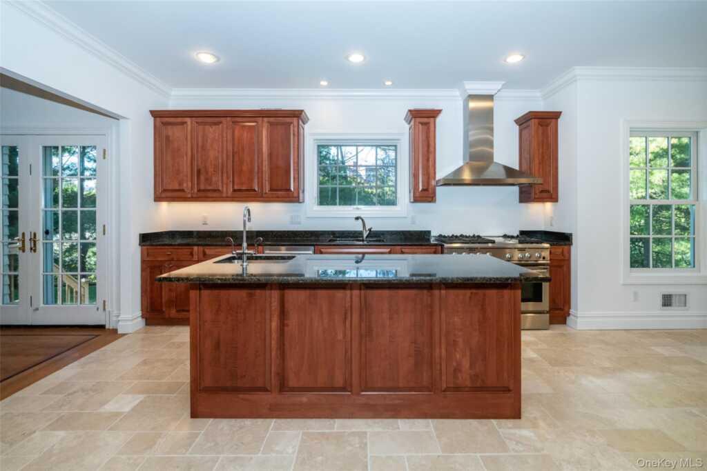 1 Mill Pond Lane, New Rochelle, NY 10805 - Photo 5 of 38