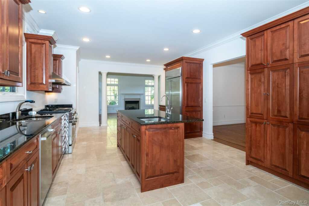 1 Mill Pond Lane, New Rochelle, NY 10805 - Photo 6 of 38