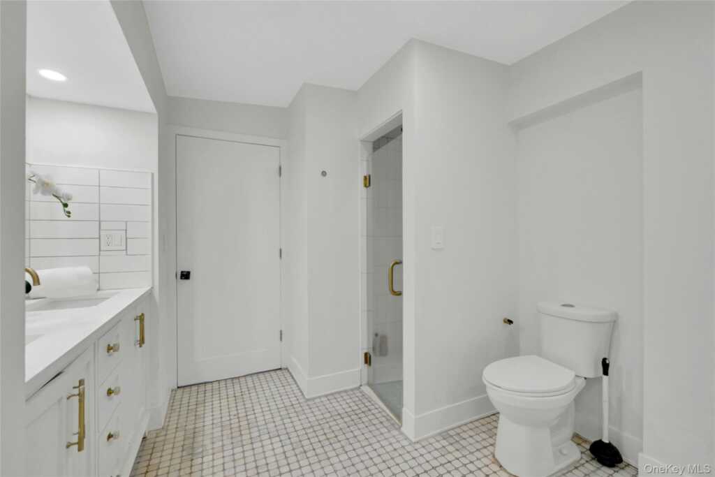 12 Nauraushaun Avenue, Pearl River, NY 10965 - Photo 18 of 22