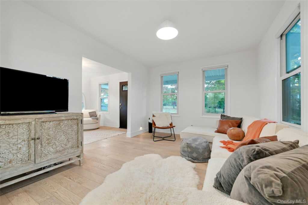 12 Nauraushaun Avenue, Pearl River, NY 10965 - Photo 8 of 22