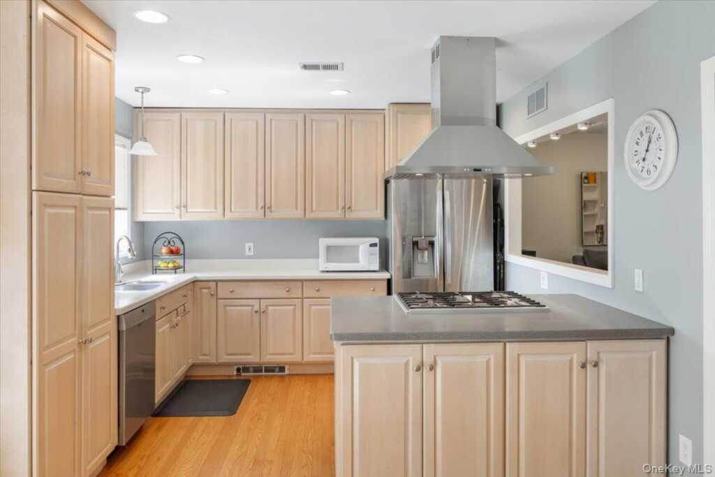 21 Van Orden Avenue, Suffern, NY 10901 - Photo 12 of 30