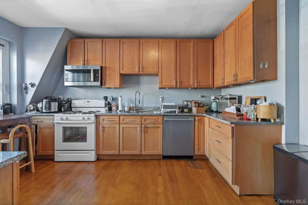 108 Van Guilder Avenue, New Rochelle, NY 10801 - Photo 10 of 41