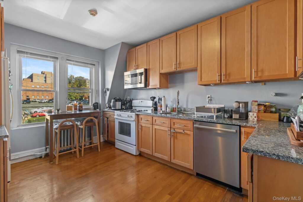 108 Van Guilder Avenue, New Rochelle, NY 10801 - Photo 11 of 41