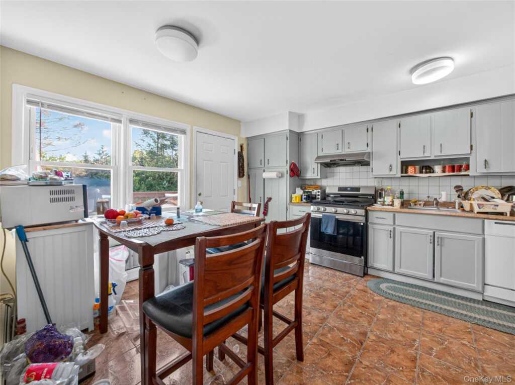 37 Carnation Drive, Nanuet, NY 10954 - Photo 12 of 38