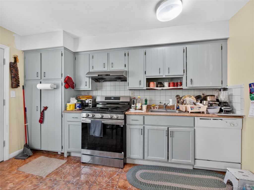 37 Carnation Drive, Nanuet, NY 10954 - Photo 15 of 38