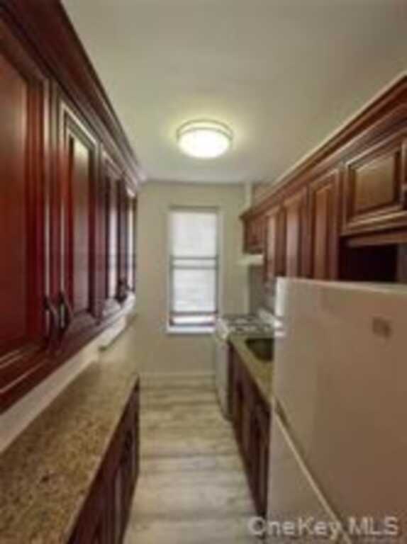 210 Martine Avenue, Unit #2M, White Plains, NY 10601 - Photo 6 of 10