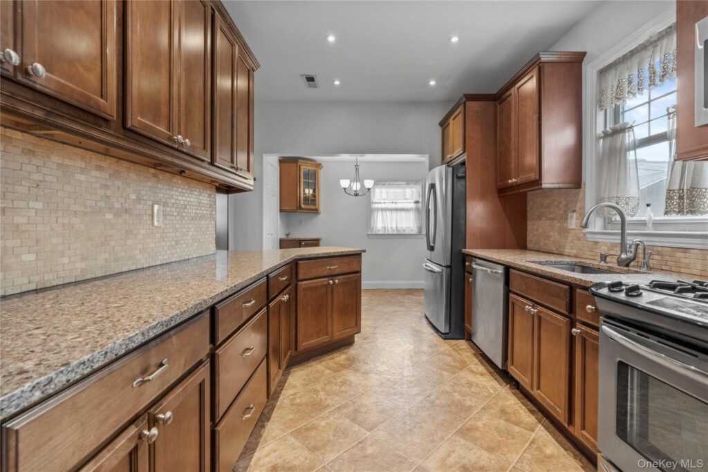 20 Lincoln Street, New Rochelle, NY 10801 - Photo 5 of 28