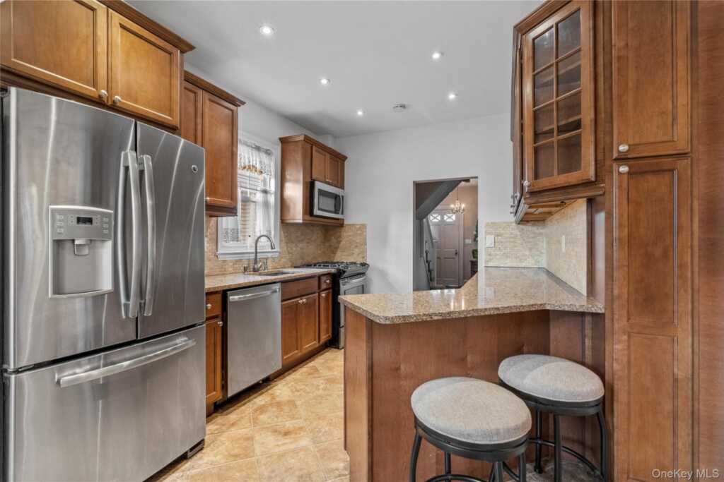 20 Lincoln Street, New Rochelle, NY 10801 - Photo 6 of 28