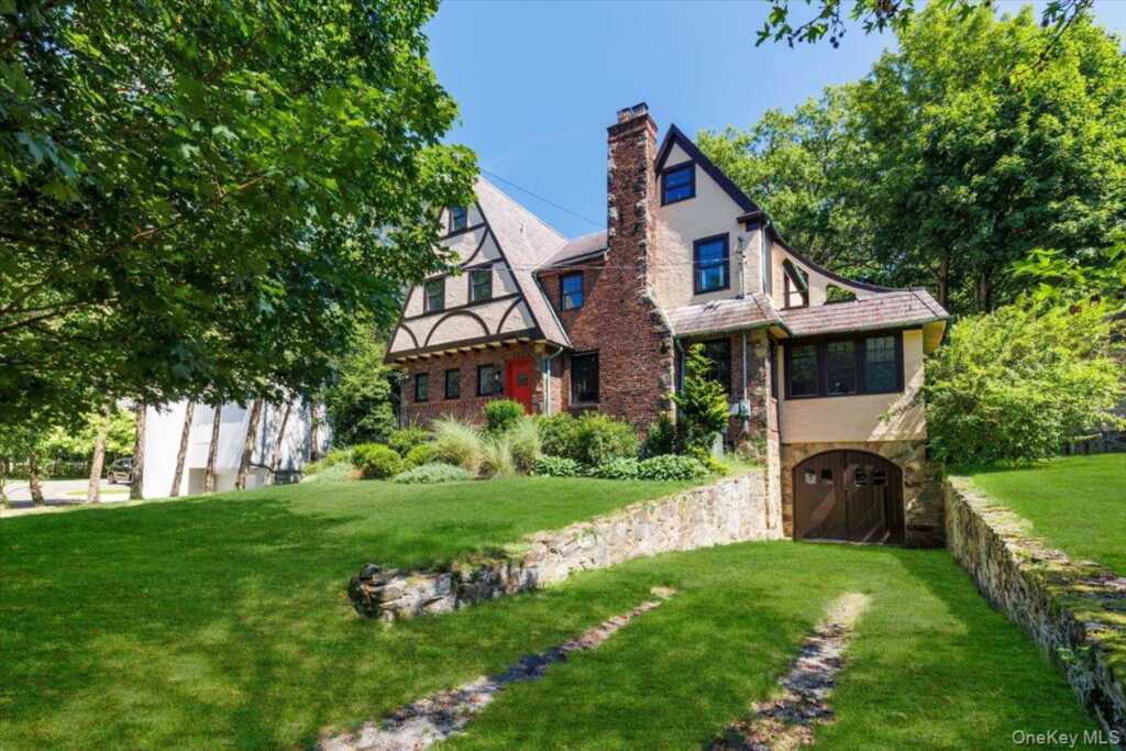 1017 The Parkway, Rye, NY 10543 - Photo 3 of 41